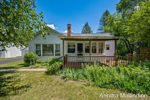 10684 Summit Ave NE, Rockford, MI 49341