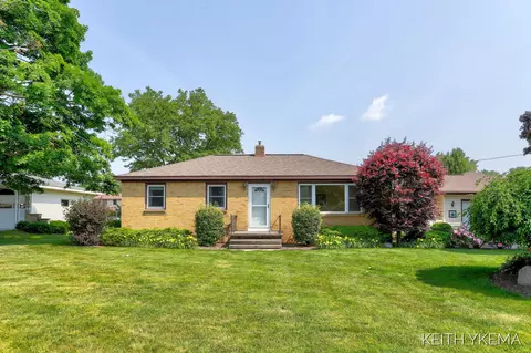 2367 Rosewood St, Jenison, MI 49428