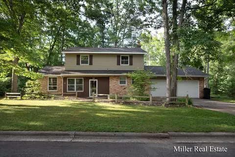 824 E Grant St, Hastings, MI 49058