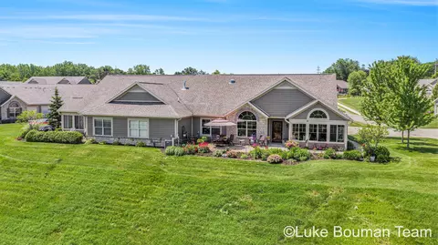 1203 Riverview Dr, Holland, MI 49423