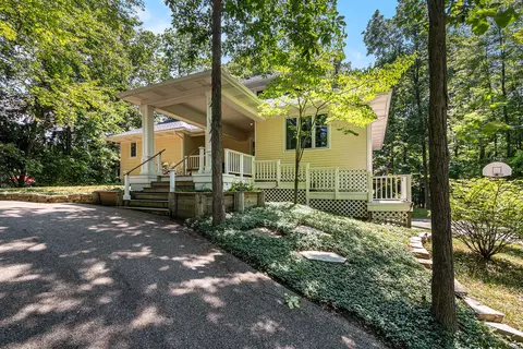 6000 Cascade Rd SE, Grand Rapids, MI 49546