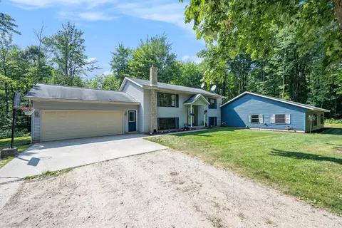 5325 Blackmer Rd, Ravenna, MI 49451