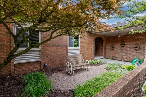 5865 Patterson Dr, Troy, MI 48085 photo 3