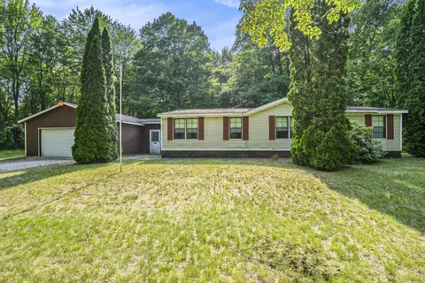 3737 Cloverville Rd, Fruitport, MI 49415
