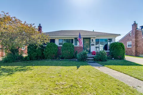 28350 Hollywood St, Roseville, MI 48066