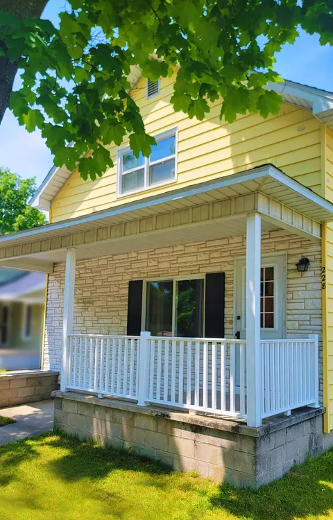 228 Saint Marys Pkwy, Manistee, MI 49660