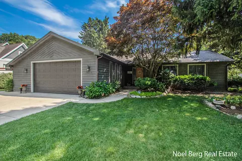 15316 Canary Dr, Grand Haven, MI 49417