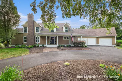 1225 Winterwood Dr NE, Grand Rapids, MI 49525