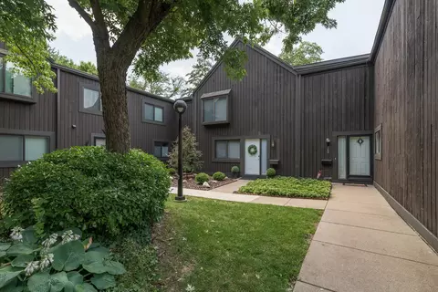 208 Lochcarren Ct, Kalamazoo, MI 49006
