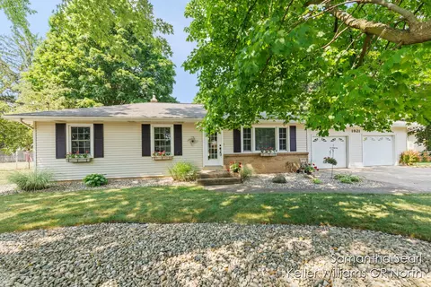 1921 Fruitwood St, Jenison, MI 49428