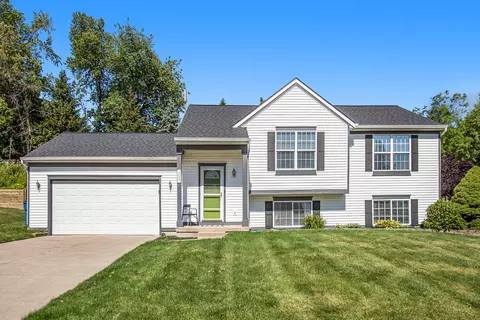 804 Scott Woods Dr NE, Comstock Park, MI 49321