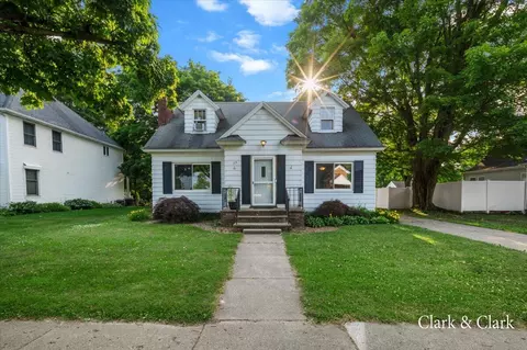105 N Main St, Kent City, MI 49330