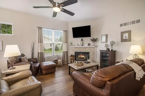 804 E Barrington Cir, Jackson, MI 49203 photo 2
