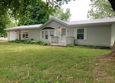 532 S 2nd St, Edmore, MI 48829