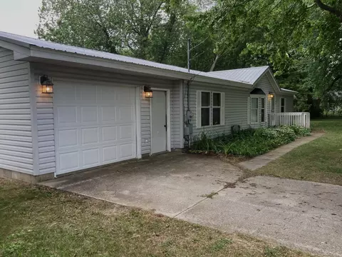 532 S 2nd St, Edmore, MI 48829 photo 2