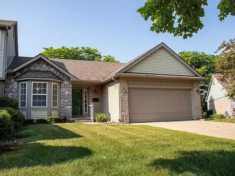 22672 Woodcreek Dr, Taylor, MI 48180