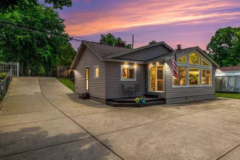 11912 E Shore Dr, Whitmore Lake, MI 48189