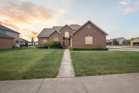 18623 London Dr, Macomb, MI 48042