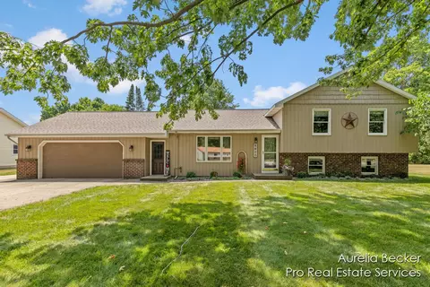 8835 Cottonwood Dr, Jenison, MI 49428