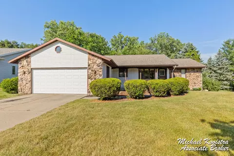 5899 Stonyhill Ln SE, Kentwood, MI 49508