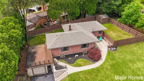 2120 Finsbury Ln NW, Grand Rapids, MI 49504