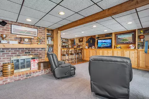 Living - 325 Highland Dr, Jackson, MI 49201 photo 11 of 11