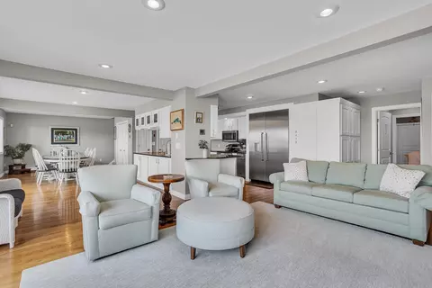 Living - 325 Highland Dr, Jackson, MI 49201 photo 2 of 11