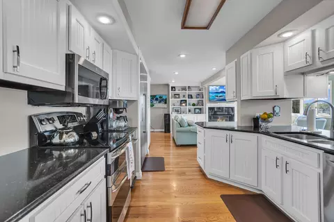 Kitchen - 325 Highland Dr, Jackson, MI 49201 photo 3 of 6