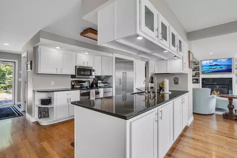 Kitchen - 325 Highland Dr, Jackson, MI 49201 photo 4 of 6