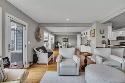 Living - 325 Highland Dr, Jackson, MI 49201 photo 3 of 11