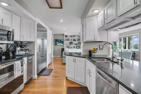 Kitchen - 325 Highland Dr, Jackson, MI 49201 photo 2 of 6
