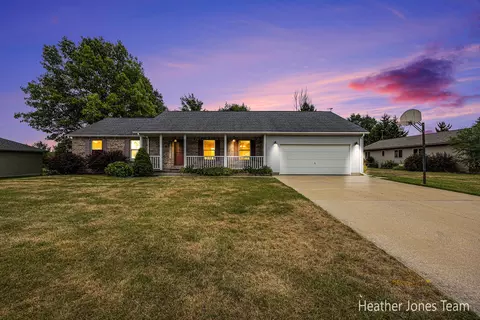 1415 6th St, Belding, MI 48809
