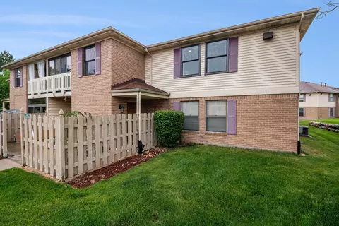 61266 Greenwood Dr, South Lyon, MI 48178