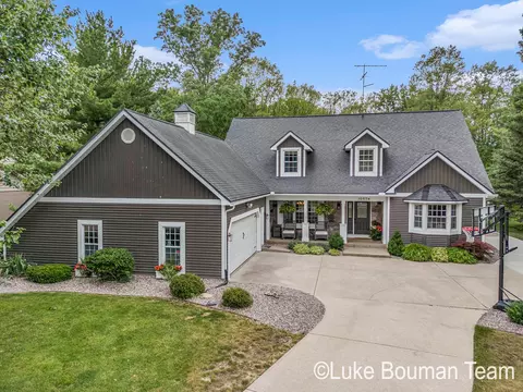 10574 River Bluff Trl, Zeeland, MI 49464