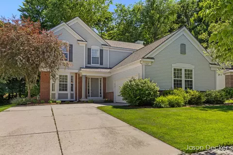 512 Rock Hollow Dr, Rockford, MI 49341