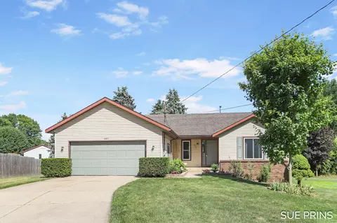 890 Meadow Ln, Jenison, MI 49428