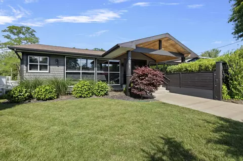 211 S Whittaker St, New Buffalo, MI 49117