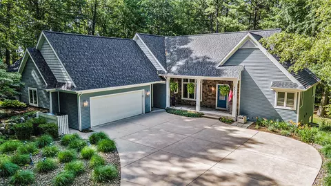 4515 Cottagewood Dr, Kalamazoo, MI 49048