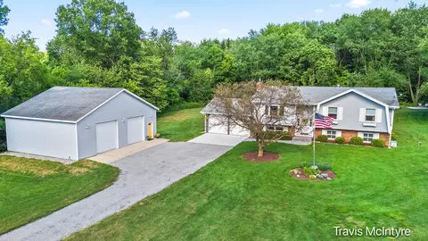 5805 Conklin Rd, Lowell, MI 49331
