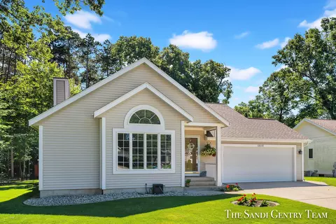 13510 Oakfield Ln, Grand Haven, MI 49417