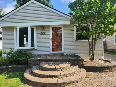 304 Roth Blvd, Clawson, MI 48017