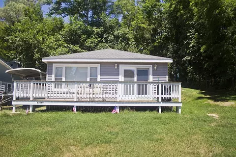 63080 Lakeshore Dr, Dowagiac, MI 49047