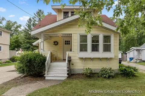 35 River St, Coopersville, MI 49404