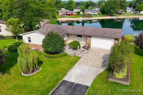 905 Crystal Dr, Jenison, MI 49428