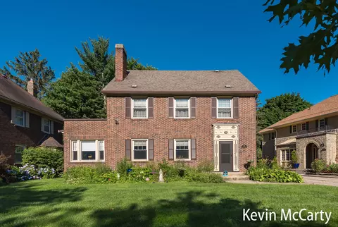 839 Iroquois Dr SE, Grand Rapids, MI 49506