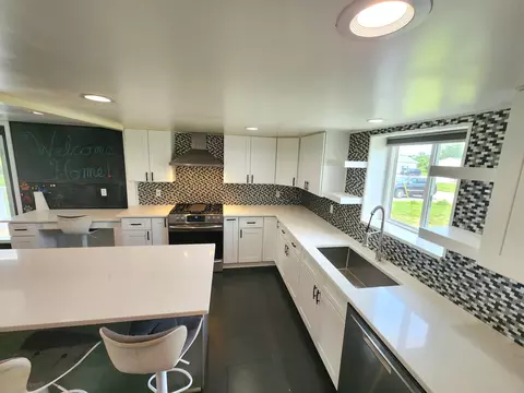 Kitchen - 9337 Hoffman Rd, Maybee, MI 48159 photo 5 of 9