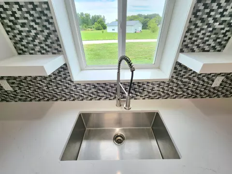 Kitchen - 9337 Hoffman Rd, Maybee, MI 48159 photo 6 of 9