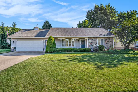 737 N Meadow Dr, Holland, MI 49423