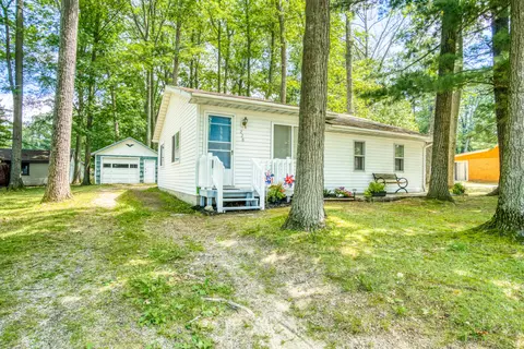 228 Sheridan Dr, Prudenville, MI 48651
