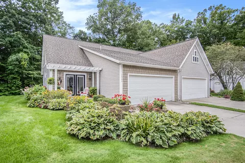 19093 Gildner Creek Ct, Spring Lake, MI 49456